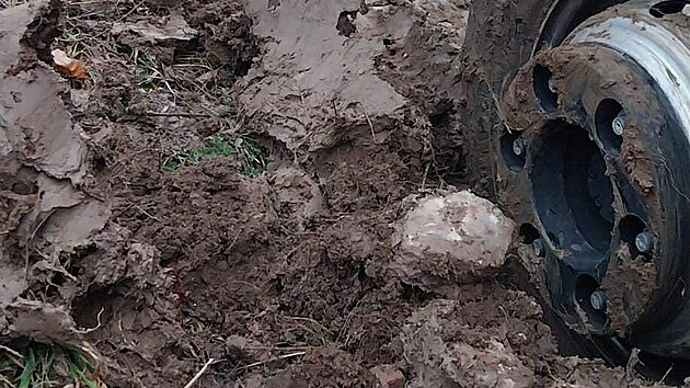 Hasiči v brněnských Obřanech pomáhali se zapadlými auty na polní cestě, kam je zavedla navigace. (9. listopadu 2025)