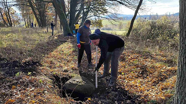 Dobrovolníci vyrazili na brigádu do Slepičích hor na Českokrumlovsku a obnovili tam kilometrovou trasu na stezce nedaleko Besednice a také Kaplice.