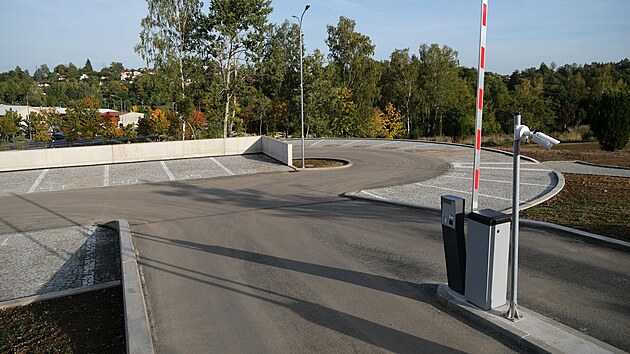 Parkoviště v havlíčkobrodské lokalitě Na Nebi u Reynkovy ulice je v provozu od roku 2023. Nájemní smlouvy, které zde už mnozí motoristé mají, budou ukončeny. Nově se místa budou pronajímat formou elektronické online aukce.