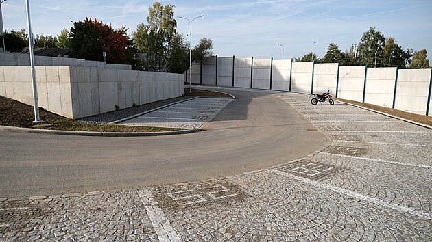 Parkoviště v havlíčkobrodské lokalitě Na Nebi u Reynkovy ulice je v provozu od roku 2023. Nájemní smlouvy, které zde už mnozí motoristé mají, budou ukončeny. Nově se místa budou pronajímat formou elektronické online aukce.