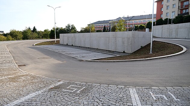 Parkoviště v havlíčkobrodské lokalitě Na Nebi u Reynkovy ulice je v provozu od roku 2023. Nájemní smlouvy, které zde už mnozí motoristé mají, budou ukončeny. Nově se místa budou pronajímat formou elektronické online aukce.
