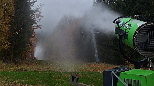 Sněžná děla i systém zasněžování už je odzkoušený. Jakmile začne mrznout, mohou ho provozovatelé areálu na Vysoké u Havlíčkova Brodu spustit naostro.