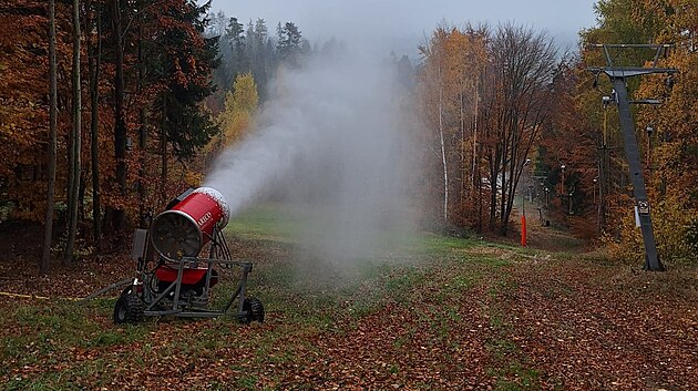 Sněžná děla i systém zasněžování už je odzkoušený. Jakmile začne mrznout, mohou ho provozovatelé areálu na Vysoké u Havlíčkova Brodu spustit naostro.