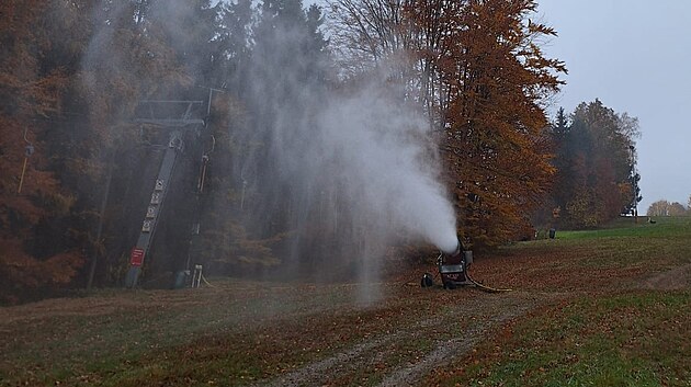 Sněžná děla i systém zasněžování už je odzkoušený. Jakmile začne mrznout, mohou ho provozovatelé areálu na Vysoké u Havlíčkova Brodu spustit naostro.