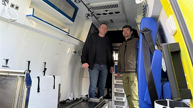 Sanitka má najeto téměř 214 tisíc kilometrů. Pavlovští si jen darovaný vůz budou muset přelepit a upravit pro transport poraněných zvířat a potřebného materiálu.