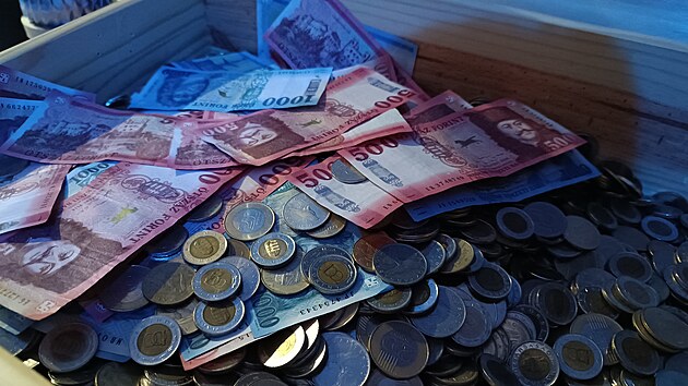 Na hromádce v jedné z truhel jsou rovné dva miliony maďarských forintů, což je zhruba 125 tisíc korun.