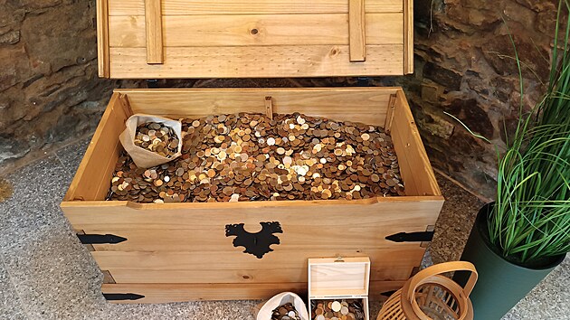 Asi tak nějak si lidé představují pravý pirátský poklad. V truhle je 400 kilogramů nejrůznějších mincí.