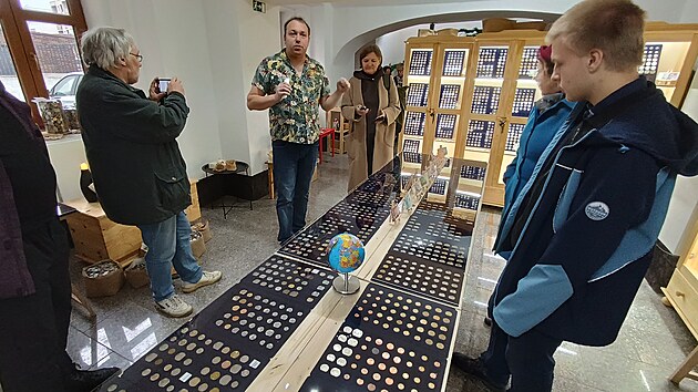 V novém havlíčkobrodském muzeu Petr Šimek ukazuje velkou část své sbírky. Mincí a bankovek jsou tu tisíce. Návštěvníky muzea po expozici sběratel provede.