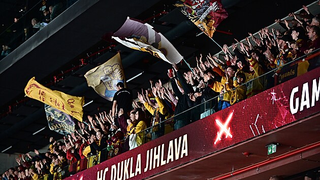 Pondělní vypjatý zápas mezi jihlavskou Duklou a Vsetínem sledovala vyprodaná Horácka aréna. Pro fanoušky i hráče byly výpadek audiovizuálních systémů i výzva k evakuaci novou zkušeností.