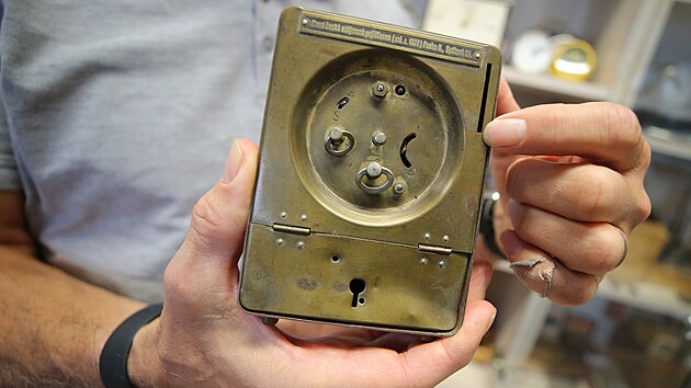 V jihlavské škole mají k dispozici nejrůznější druhy a typy hodinových strojků. Třeba tyto hodiny měly motivovat majitele ke spoření, daly se totiž natáhnout jenom po vložení mince.