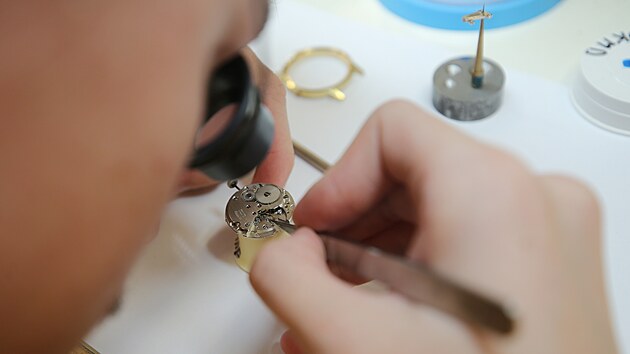 Mladí hodináři a hodinářky nejprve sbírají zkušenosti na opravách školních hodin a hodinek, později se mohou pustit do zakázek školního hodinářského servisu.