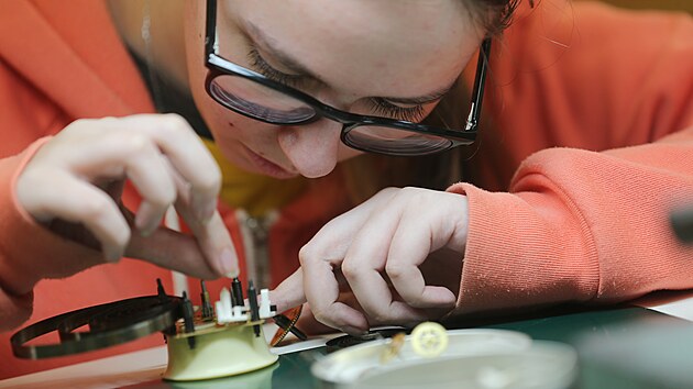 Mladí hodináři a hodinářky nejprve sbírají zkušenosti na opravách školních hodin a hodinek, později se mohou pustit do zakázek školního hodinářského servisu.
