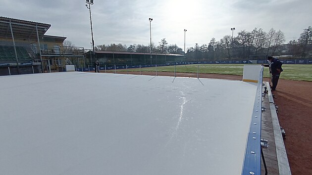 Technici v Havlíčkově Brodě dokončují přípravu plochy pro veřejné bruslení....