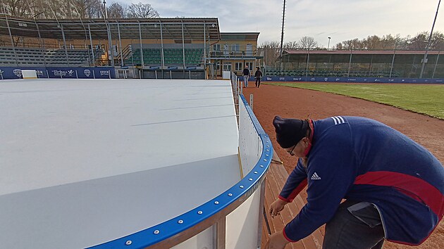 Technici v Havlíčkově Brodě dokončují přípravu plochy pro veřejné bruslení. Umělé kluziště je umístěné v softbalovém areálu. Otevře se v sobotu 15. listopadu. Město má mobilní sportoviště typu Glice zatím v pronájmu na čtyři měsíce. Pokud se osvědčí, odkoupí ho. (12. listopadu 2025)