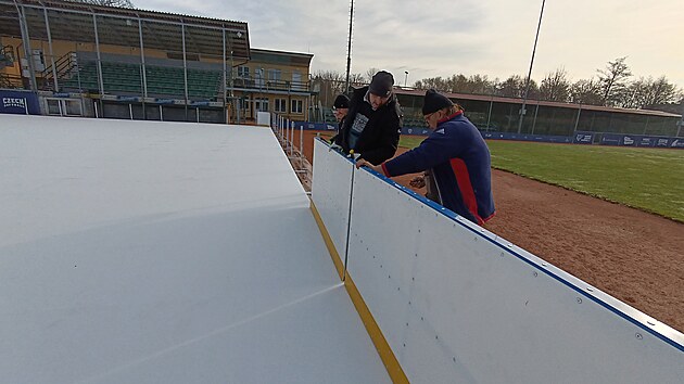 Technici v Havlíčkově Brodě dokončují přípravu plochy pro veřejné bruslení. Umělé kluziště je umístěné v softbalovém areálu. Otevře se v sobotu 15. listopadu. Město má mobilní sportoviště typu Glice zatím v pronájmu na čtyři měsíce. Pokud se osvědčí, odkoupí ho. (12. listopadu 2025)