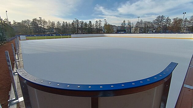 Technici v Havlíčkově Brodě dokončují přípravu plochy pro veřejné bruslení. Umělé kluziště je umístěné v softbalovém areálu. Otevře se v sobotu 15. listopadu. Město má mobilní sportoviště typu Glice zatím v pronájmu na čtyři měsíce. Pokud se osvědčí, odkoupí ho. (12. listopadu 2025)