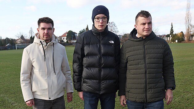 Patnáctiletého fotbalistu Martina zasáhl na tomto hřišti v Opavě blesk. Zachránil jej včasný zásah trenérů Michaela Czerného (bílá bunda) a Víta Axmanna (olivová bunda).