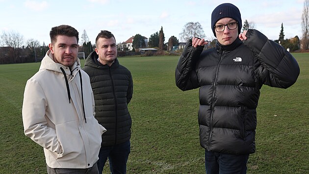 Patnáctiletého fotbalistu Martina zasáhl na tomto hřišti v Opavě blesk. Zachránil jej včasný zásah trenérů Michaela Czerného (bílá bunda) a Víta Axmanna (olivová bunda).