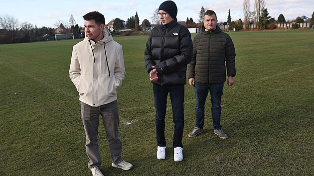 Patnáctiletého fotbalistu Martina zasáhl na tomto hřišti v Opavě blesk. Zachránil jej včasný zásah trenérů Michaela Czerného (bílá bunda) a Víta Axmanna (olivová bunda).