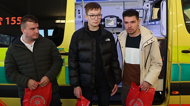 První pomoc patnáctiletému Martinovi po zásahu bleskem poskytli trenéři Vít Axmann (vlevo) a Michael Czerný (vpravo).