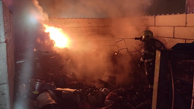S ohněm v areálu hornoslavkovské věznice bojovali hasiči dvě a půl hodiny. (12. listopadu 2025)