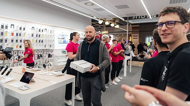 Zákazníky přilákala speciální akce na některé výrobky značky Apple.