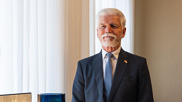 Petr Pavel dostal v karlovarské sklárně Moser unikátní vázu Magnus zdobenou rytinou lva. (10. listopadu 2025)