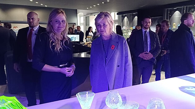 Eva Pavlová si se zájmem prohlédla výrobky karlovarské sklárny Moser. (10. listopadu 2025)