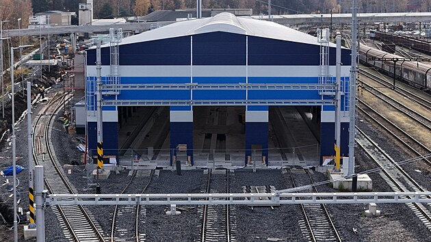 Stavba servisní haly je hotová, do jara se bude pracovat v interiéru. Opraváři zde budou servisovat dálkové i regionální vlaky.