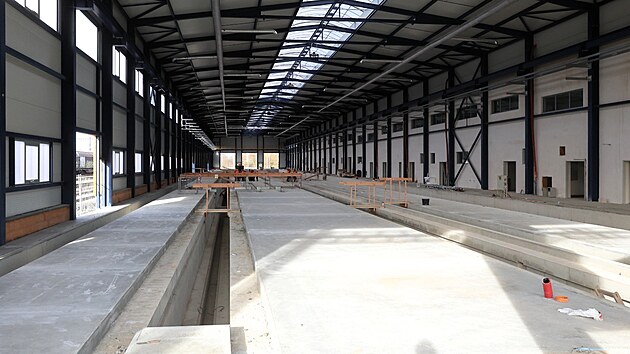 Stavba servisní haly je hotová, do jara se bude pracovat v interiéru. Opraváři zde budou servisovat dálkové i regionální vlaky.