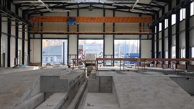 Stavba servisní haly je hotová, do jara se bude pracovat v interiéru. Opraváři zde budou servisovat dálkové i regionální vlaky.