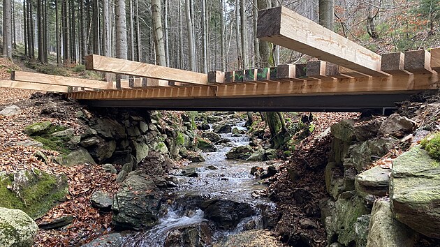 KRNAP opravil most mostek u Huťského vodopádu na stezce mezi Rokytnicí a Dvoračkami (14.11.2025).