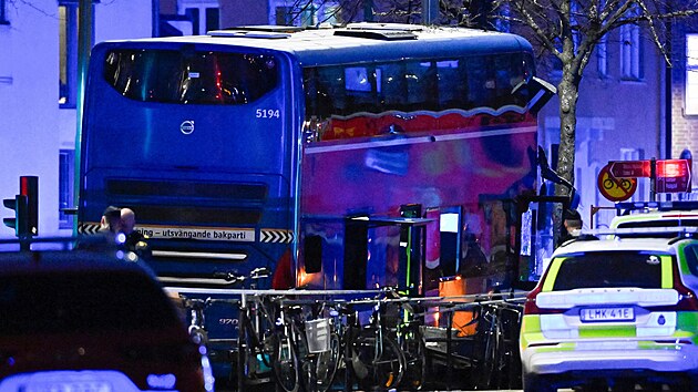 Záběry nehody autobusu na zastávce ve Stockholmu. (14. listopadu 2025)