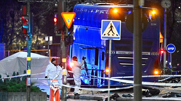 Záběry nehody autobusu na zastávce ve Stockholmu. (14. listopadu 2025)