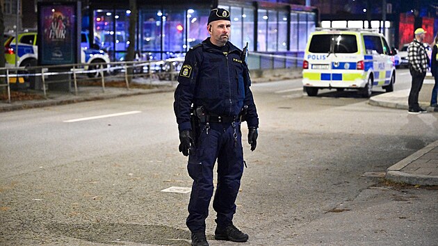 Zasahující policista u nehody autobusu na zastávce ve Stockholmu. (14. listopadu 2025)