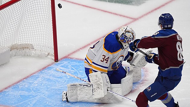 Martin Nečas z Colorado Avalanche se prosadil v zápase s Buffalo Sabres, překonává Alexe Lyona.