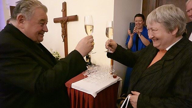 Milada Fejtková a kardinál Dominik Duka při oslavě 25 let od jeho biskupského svěcení (26.9.2023).