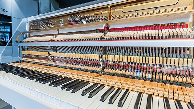 Expozice historie výroby klavírů Petrof v Informačním centru v Hradci Králové.
