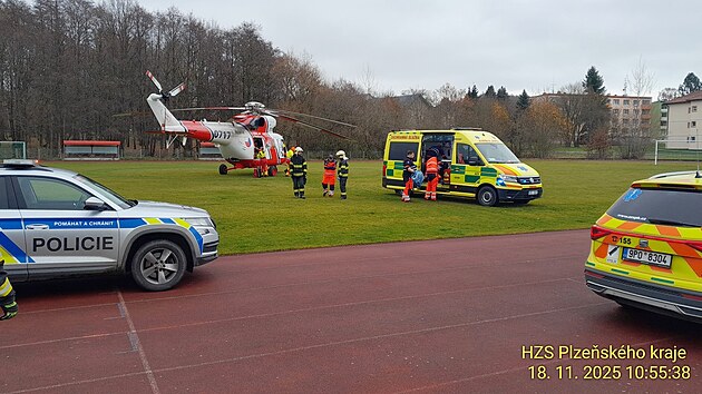 Řidič nákladního vozidla srazil při couvání seniory. Ten utrpěl vážná zranění. (18. listopadu 2025)