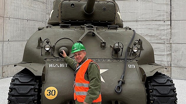 Kurátor Pattonova muzea v Plzni Ivan Rollinger s tankem Sherman po přestěhování do nových prostor budoucího muzea.