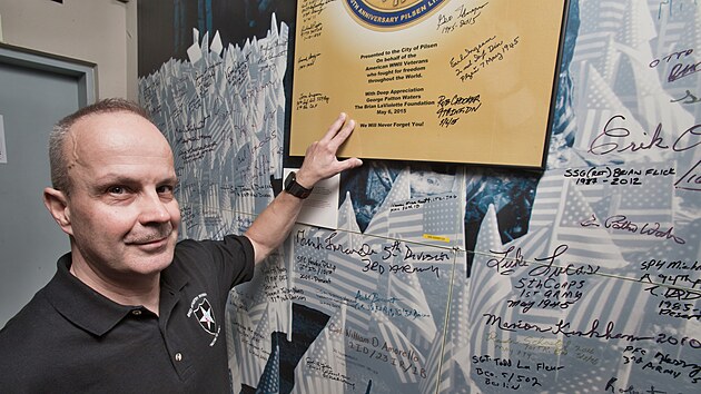 Šéf Muzea generála Pattona v Plzni Ivan Rollinger u Zdi hrdinů s podpisy mnoha veteránů, kteří se účastnili Slavností svobody v Plzni. (10. listopadu 2025)