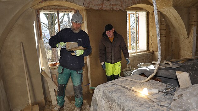 Během poslední letošní šichty dobrovolníci pracovali na omítkách v nejstarší místnosti rychty, bohatě zdobené klenbami.