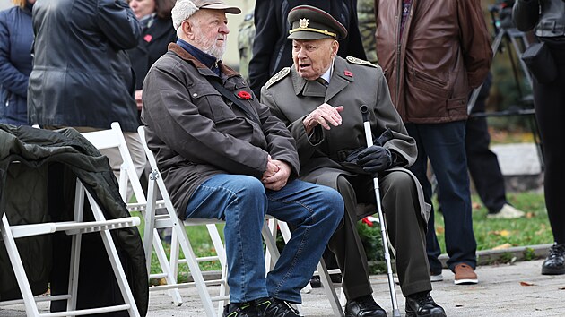Na oslavy, které se tradičně konají u Památníku válečných veteránů v Parku Čs. letců v Ostravě, dorazil i 103letý Jan Ihnatík, veterán bojů u Kyjeva, Bílé Cerekve, Dukly i Jasla.