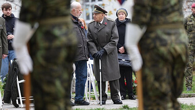 Na oslavy, které se tradičně konají u Památníku válečných veteránů v Parku Čs. letců v Ostravě, dorazil i 103letý Jan Ihnatík, veterán bojů u Kyjeva, Bílé Cerekve, Dukly i Jasla.