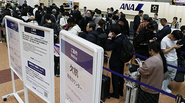 Fronty na tokijském letišti Haneda, kde se ruší lety kvůli problémům dopravních letadel Airbus A320. (29. listopadu 2025)