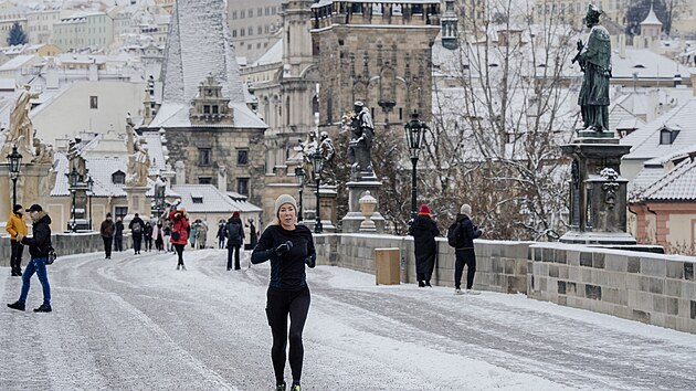 První sníh v Praze. Sněhová nadílka na Karlově mostě. (24. listopadu 2025)
