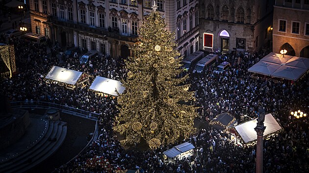 Staroměstské náměstí v sobotu odpoledne zaplnily tisíce lidí, kteří se přišli podívat na rozsvícení vánočního stromu, které doprovázela světelná animace. (29. listopadu 2025)