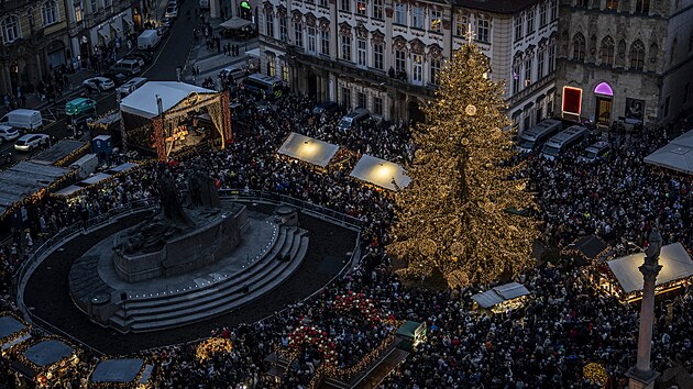 Staroměstské náměstí v sobotu odpoledne zaplnily tisíce lidí, kteří se přišli podívat na rozsvícení vánočního stromu, které doprovázela světelná animace. (29. listopadu 2025)