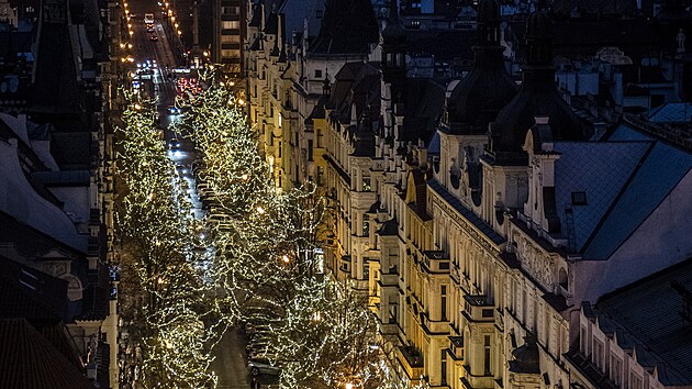 Staroměstské náměstí v sobotu odpoledne zaplnily tisíce lidí, kteří se přišli podívat na rozsvícení vánočního stromu, které doprovázela světelná animace. (29. listopadu 2025)