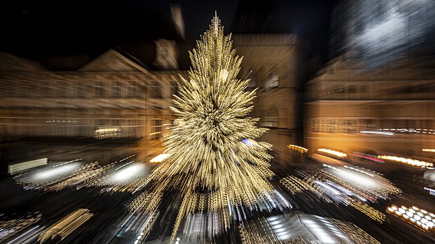 Staroměstské náměstí v sobotu odpoledne zaplnily tisíce lidí, kteří se přišli podívat na rozsvícení vánočního stromu, které doprovázela světelná animace. (29. listopadu 2025)